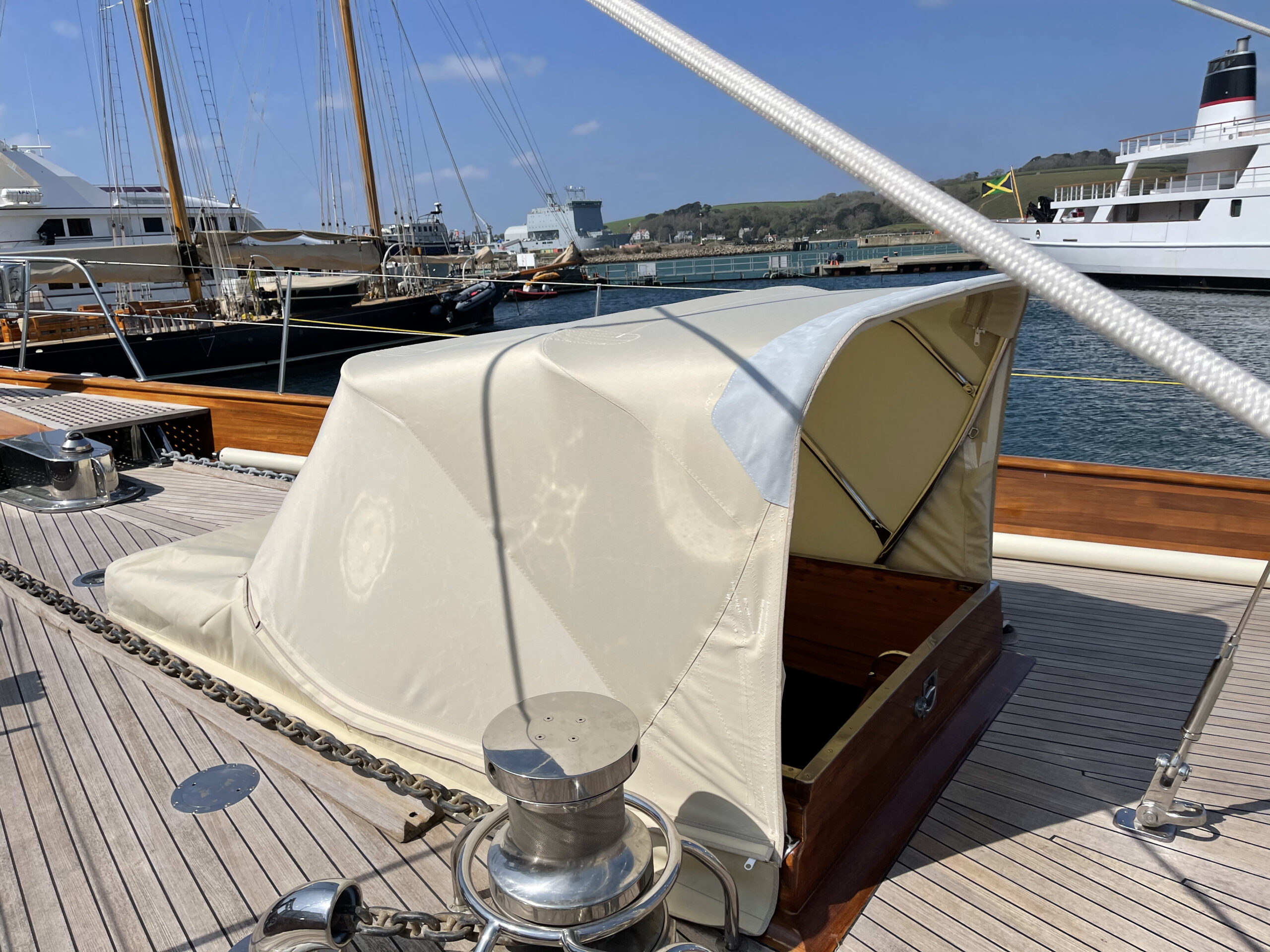 Classic yacht sprayhood